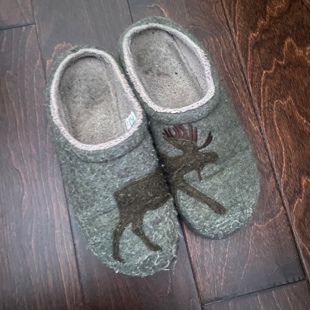 LL Bean Women's Daybreak Scuffs, Motif. Green moose slippers